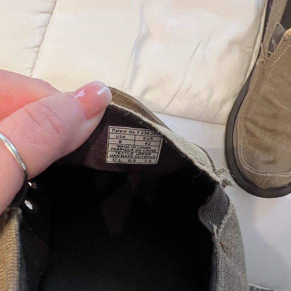 Men’s Sanuks slip ones/size 9 - Picture 3 of 3